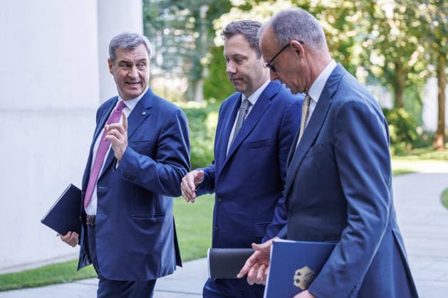 Presseunterrichtung zu den Beratungen des Koalitionsausschusses Presseunterrichtung zu den Beratungen des Koalitionsausschusses im Bundeskanzleramt am 02.06.2026. (l-r) Markus Soeder (CSU), Lars Klingbeil (SPD), Bundesfinanzminister und Bundeskanzler Friedrich Merz (CDU) verlassen die Pressekonferenz. Berlin Berlin Deutschland Bundeskanzleramt *** Press Briefing on the Coalition Committee s Deliberations Press Briefing on the Coalition Committee s Deliberations at the Federal Chancellery on June 2, 2026 Markus Söder (CSU), Lars Klingbeil (SPD), Federal Minister of Finance, and Federal Chancellor Friedrich Merz (CDU) leave the press conference in Berlin, Germany, at the Federal Chancellery
