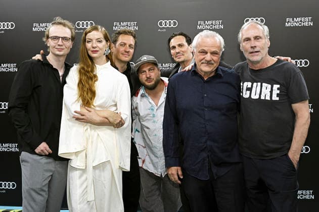 Hannes Linder, Pheline Roggan, Peter Meister, David Scheid, Christopher Schärf, Bernhard Schütz und Wolfram Koch bei der Premiere des Kinofilms Bärenjagen auf dem 43. Filmfest München 2026 im City-Atelier Kino. München, 01.07.2026 *** Hannes Linder, Pheline Roggan, Peter Meister, David Scheid, Christopher Schärf, Bernhard Schütz, and Wolfram Koch at the premiere of the feature film *Bärenjagen* at the 43rd Munich Film Festival in 2026 at the City Atelier Kino in Munich, July 1, 2026 Foto:xB.xGillmannx xFuturexImagex baerenjagen_6711