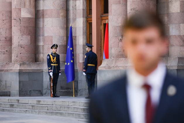 ARMENIA, YEREVAN - JULY 2, 2026: Guards are seen at the entrance to the Government House during talks between European Commission President von der Leyen and Armenia s President Pashinyan amid protests. Alexander Patrin TASS  94569519