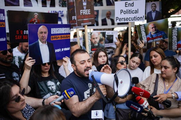 News Themen der Woche KW27 ARMENIA, YEREVAN - JULY 2, 2026: Protesters are seen outside the Government House amid talks between European Commission President von der Leyen and Armenia s President Pashinyan. Alexander Patrin TASS  94569717