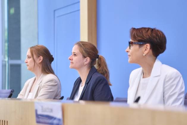Berlin, Deutschland, 02.07.2026: Bundespressekonferenz: Wer bleibt, wer geht ? und warum Eingewanderte Deutschland wieder verlassen: Laura Goßner, wiss. Mitarbeiterin im Bereich Migration, Integration und internationale Arbeitsmarktforschung am IAB, Theresa Koch, wiss. Mitarbeiterin im Bereich Migration, Integration und internationale Arbeitsmarktforschung am IAB, Yuliya Kosyakova, Leiterin Forschungsbereich Migration, Integration und internationale Arbeitsmarktforschung am Institut für Arbeitsmarkt- und Berufsforschung (IAB) *** Berlin, Germany, July 2, 2026 Federal Press Conference: Who Stays, Who Leaves, and Why Immigrants Are Leaving Germany Again Laura Goßner, research associate in the Migration, Integration, and International Labor Ma Copyright: xdtsxNachrichtenagenturx dts_126024