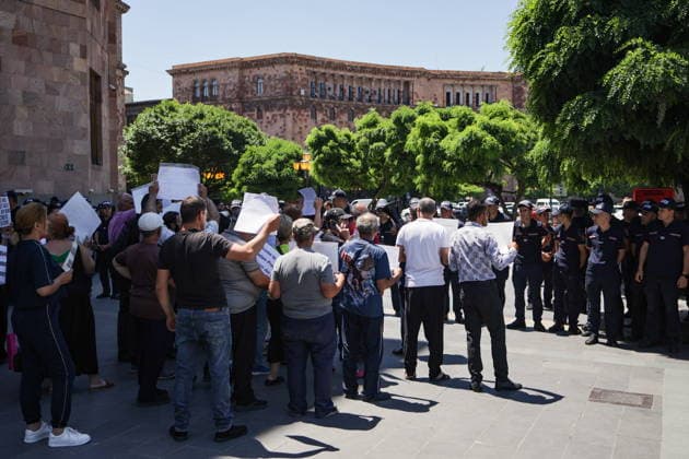 ARMENIA, YEREVAN - JULY 2, 2026: Protesters are seen outside the Government House amid talks between European Commission President von der Leyen and Armenia s President Pashinyan. Alexander Patrin TASS  94569770