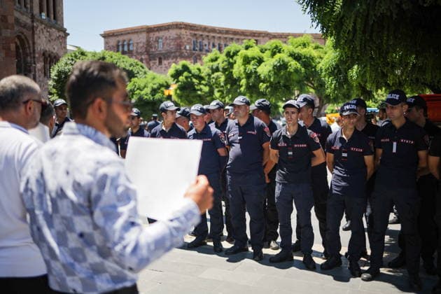 ARMENIA, YEREVAN - JULY 2, 2026: Protesters and police officers are seen outside the Government House amid talks between European Commission President von der Leyen and Armenia s President Pashinyan. Alexander Patrin TASS  94569771