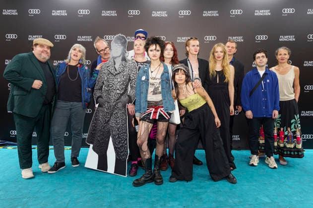 Stephan Holl, Twiggy, Brezel Göring, Lilith Stangenberg, Chang Wang und Mücke mit Cast und Team bei der Premiere des Kinofilms Für immer 16 Forever 16 auf dem 43. Filmfest München 2026 im City-Atelier Kino. München, 01.07.2026 *** Stephan Holl, Twiggy, Brezel Göring, Lilith Stangenberg, Chang Wang, and Mücke with the cast and crew at the premiere of the feature film *Für immer 16 Forever 16* at the 43rd Munich Film Festival 2026 at the City Atelier Kino in Munich, July 1, 2026 Foto:xN.xKolinzx xFuturexImagex immer_16_6701