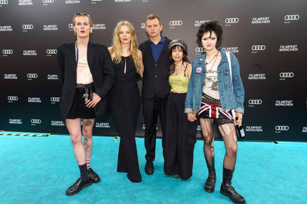 Twiggy, Lilith Stangenberg, Gast, Chang Wang und Mücke bei der Premiere des Kinofilms Für immer 16 Forever 16 auf dem 43. Filmfest München 2026 im City-Atelier Kino. München, 01.07.2026 *** Twiggy, Lilith Stangenberg, Gast, Chang Wang, and Mücke at the premiere of the feature film *Für immer 16 Forever 16* at the 43rd Munich Film Festival 2026 at the City Atelier Kino in Munich, July 1, 2026 Foto:xN.xKolinzx xFuturexImagex immer_16_6707