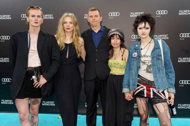 Twiggy, Lilith Stangenberg, Gast, Chang Wang und Mücke bei der Premiere des Kinofilms Für immer 16 Forever 16 auf dem 43. Filmfest München 2026 im City-Atelier Kino. München, 01.07.2026 *** Twiggy, Lilith Stangenberg, Gast, Chang Wang, and Mücke at the premiere of the feature film *Für immer 16 Forever 16* at the 43rd Munich Film Festival 2026 at the City Atelier Kino in Munich, July 1, 2026 Foto:xN.xKolinzx xFuturexImagex immer_16_6709