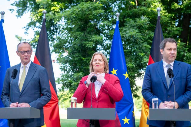 - PK - Koalitionsausschuss EUR, Deutschland, Berlin, 02.07.2026: Bundeskanzler Friedrich Merz (CDU), Bundesfinanzminister Lars Klingbeil (SPD), Bärbel Bas (SPD) Bundesministerin für Arbeit und Soziales und Markus Söder (CSU) Ministerpräsident des Freistaates Bayern. Pressekonferenz zu den Ergebnissen des Koalitionsausschusses. *** Coalition Committee (PK) EUR, Germany, Berlin, July 2, 2026 Federal Chancellor Friedrich Merz (CDU), Federal Minister of Finance Lars Klingbeil (SPD), Bärbel Bas (SPD), Federal Minister of Labor and Social Affairs, and Markus Söder (CSU), Minister-President of the Free State of Bavaria, held a press conference on the results of the coalition committee meeting