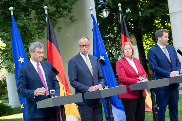 - PK - Koalitionsausschuss EUR, Deutschland, Berlin, 02.07.2026: Bundeskanzler Friedrich Merz (CDU), Bundesfinanzminister Lars Klingbeil (SPD), Bärbel Bas (SPD) Bundesministerin für Arbeit und Soziales und Markus Söder (CSU) Ministerpräsident des Freistaates Bayern. Pressekonferenz zu den Ergebnissen des Koalitionsausschusses. *** Coalition Committee (PK) EUR, Germany, Berlin, July 2, 2026 Federal Chancellor Friedrich Merz (CDU), Federal Minister of Finance Lars Klingbeil (SPD), Bärbel Bas (SPD), Federal Minister of Labor and Social Affairs, and Markus Söder (CSU), Minister-President of the Free State of Bavaria, held a press conference on the results of the coalition committee meeting