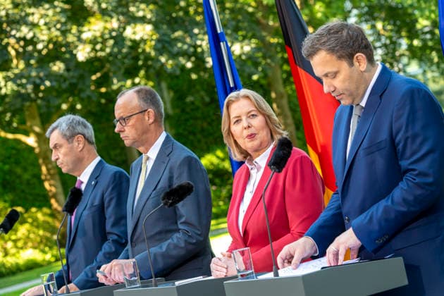- PK - Koalitionsausschuss EUR, Deutschland, Berlin, 02.07.2026: Bundeskanzler Friedrich Merz (CDU), Bundesfinanzminister Lars Klingbeil (SPD), Bärbel Bas (SPD) Bundesministerin für Arbeit und Soziales und Markus Söder (CSU) Ministerpräsident des Freistaates Bayern. Pressekonferenz zu den Ergebnissen des Koalitionsausschusses. *** Coalition Committee (PK) EUR, Germany, Berlin, July 2, 2026 Federal Chancellor Friedrich Merz (CDU), Federal Minister of Finance Lars Klingbeil (SPD), Bärbel Bas (SPD), Federal Minister of Labor and Social Affairs, and Markus Söder (CSU), Minister-President of the Free State of Bavaria, held a press conference on the results of the coalition committee meeting