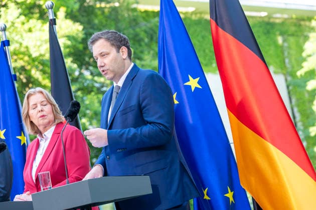 - PK - Koalitionsausschuss EUR, Deutschland, Berlin, 02.07.2026: Bundeskanzler Friedrich Merz (CDU), Bundesfinanzminister Lars Klingbeil (SPD), Bärbel Bas (SPD) Bundesministerin für Arbeit und Soziales und Markus Söder (CSU) Ministerpräsident des Freistaates Bayern. Pressekonferenz zu den Ergebnissen des Koalitionsausschusses. *** Coalition Committee (PK) EUR, Germany, Berlin, July 2, 2026 Federal Chancellor Friedrich Merz (CDU), Federal Minister of Finance Lars Klingbeil (SPD), Bärbel Bas (SPD), Federal Minister of Labor and Social Affairs, and Markus Söder (CSU), Minister-President of the Free State of Bavaria, held a press conference on the results of the coalition committee meeting