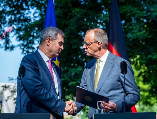 Markus Söder + Friedrich Merz EUR, Deutschland, Berlin, 02.07.2026: Danke für die gute Zusammenarbeit. Bundeskanzler Friedrich Merz (CDU), Bundesfinanzminister Lars Klingbeil (SPD), Bärbel Bas (SPD) Bundesministerin für Arbeit und Soziales und Markus Söder (CSU) Ministerpräsident des Freistaates Bayern. Pressekonferenz zu den Ergebnissen des Koalitionsausschusses. *** Markus Söder, Friedrich Merz, EUR, Germany, Berlin, July 2, 2026 Thank you for the excellent cooperation: Federal Chancellor Friedrich Merz (CDU), Federal Minister of Finance Lars Klingbeil (SPD), Bärbel Bas (SPD), Federal Minister of Labor and Social Affairs, and Markus Söder (CSU), Minister-President of the Free State of Bavaria. Press conference on the results of the