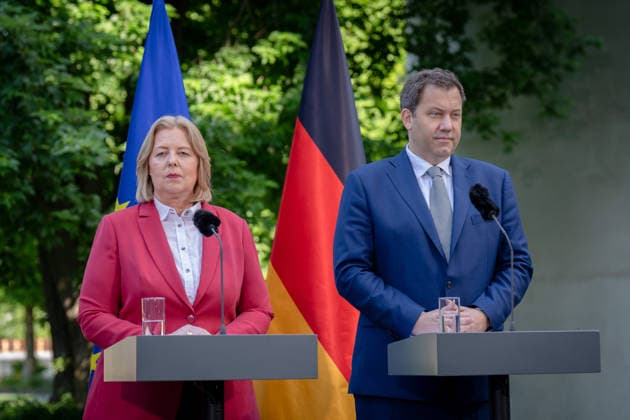 Pressestatement, Bundeskanzleramt, Koalitionsausschuss Presseunterrichtung zu den Beratungen des Koalitionsausschusses, Berlin, Lars Klingbeil, Bundesfinanzminister, Vizekanzler, Bärbel Bas Berlin Berlin GER *** Press Statement, Office of the Federal Chancellor, Coalition Committee Press Briefing on the Coalition Committee s Deliberations, Berlin, Lars Klingbeil, Federal Minister of Finance, Vice Chancellor, Bärbel Bas Berlin Berlin GER