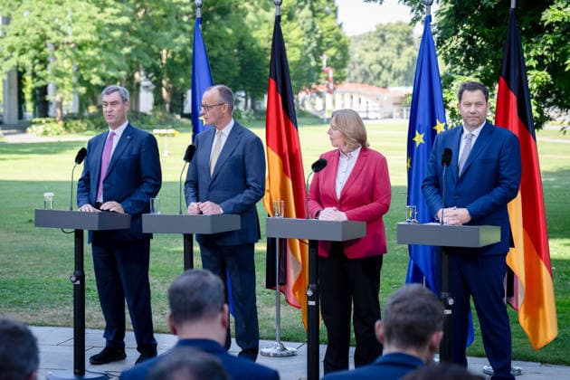 Pressestatement, Bundeskanzleramt, Koalitionsausschuss Presseunterrichtung zu den Beratungen des Koalitionsausschusses, Berlin, Bundeskanzler, Friedrich Merz, Lars Klingbeil, Bundesfinanzminister, Vizekanzler, Bärbel Bas, Markus Söder, CDU, CSU, SPD, Parteivorsitzende Berlin Berlin GER *** Press Statement, Office of the Federal Chancellor, Coalition Committee Press Briefing on the Coalition Committee s Deliberations, Berlin, Federal Chancellor, Friedrich Merz, Lars Klingbeil, Federal Minister of Finance, Vice Chancellor, Bärbel Bas, Markus Söder, CDU, CSU, SPD, Party Leaders Berlin Berlin GER
