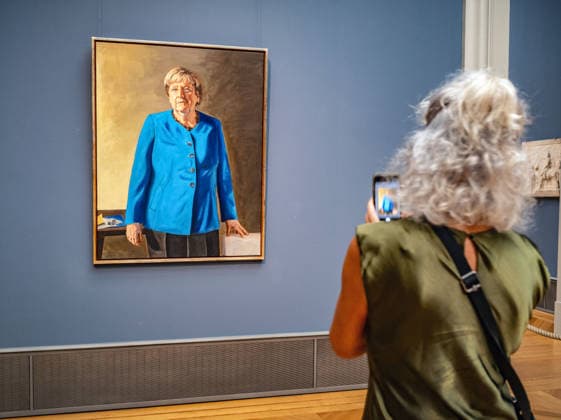 Berlin Mitte, Museumsinsel: Bode-Museum Bodemuseum; offizielles Portrait Gemälde von Bundeskanzlerin aD Angela Merkel vom Künstler JÃ rÃ mie Queyras - 02.07.2026 Berlin Museumsinsel *** Berlin Mitte, Museum Island, Bode Museum, official portrait of former Chancellor Angela Merkel by artist Jérémie Queyras, July 2, 2026, Berlin, Museum Island