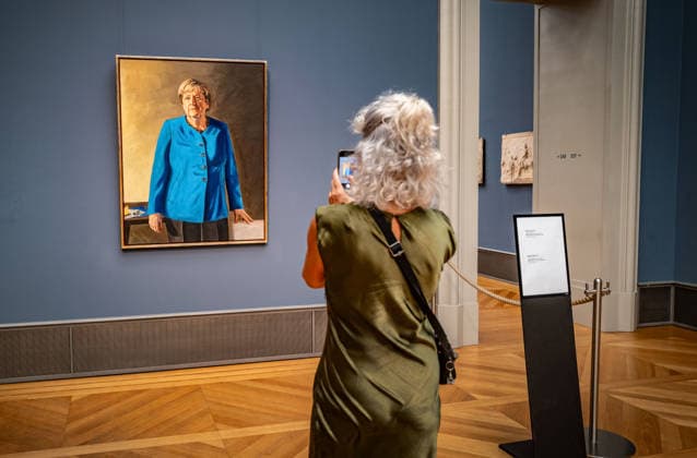 Berlin Mitte, Museumsinsel: Bode-Museum Bodemuseum; offizielles Portrait Gemälde von Bundeskanzlerin aD Angela Merkel vom Künstler JÃ rÃ mie Queyras - 02.07.2026 Berlin Museumsinsel *** Berlin Mitte, Museum Island, Bode Museum, official portrait of former Chancellor Angela Merkel by artist Jérémie Queyras, July 2, 2026, Berlin, Museum Island