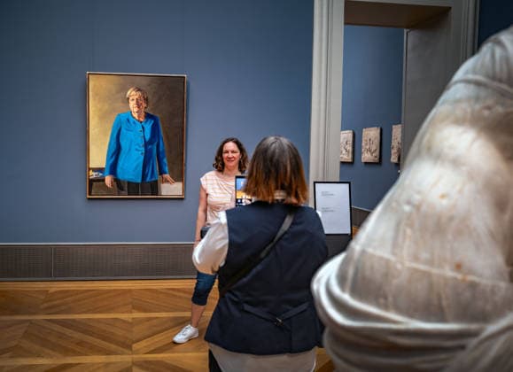 Berlin Mitte, Museumsinsel: Bode-Museum Bodemuseum; offizielles Portrait Gemälde von Bundeskanzlerin aD Angela Merkel vom Künstler JÃ rÃ mie Queyras - 02.07.2026 Berlin Museumsinsel *** Berlin Mitte, Museum Island, Bode Museum, official portrait of former Chancellor Angela Merkel by artist Jérémie Queyras, July 2, 2026, Berlin, Museum Island