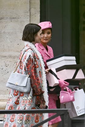 Lily Collins and Ashley Park were spotted on the streets of Paris while filming the sixth season of the Netflix series *Emily in Paris* on July 2, 2026. Gedeon Taieb, Bestimage. Lily Collins and Ashley Park were spotted on the streets of Paris whilst filming the sixth series of the Netflix series *Emily in Paris* on July 2, 2026 Paris, France  Copyright: xGedeonxTaiebx xBestimagexGedeonxTaiebx xBestimagex