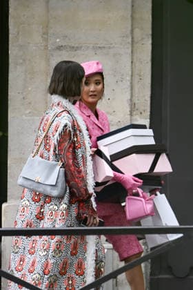 Lily Collins and Ashley Park were spotted on the streets of Paris while filming the sixth season of the Netflix series *Emily in Paris* on July 2, 2026. Gedeon Taieb, Bestimage. Lily Collins and Ashley Park were spotted on the streets of Paris whilst filming the sixth series of the Netflix series *Emily in Paris* on July 2, 2026 Paris, France  Copyright: xGedeonxTaiebx xBestimagexGedeonxTaiebx xBestimagex