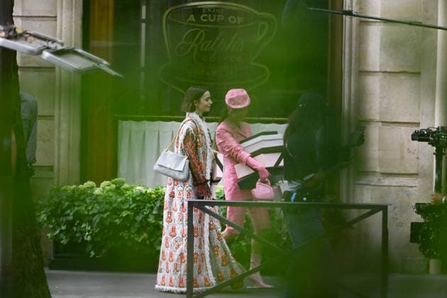 Lily Collins and Ashley Park were spotted on the streets of Paris while filming the sixth season of the Netflix series *Emily in Paris* on July 2, 2026. Gedeon Taieb, Bestimage. Lily Collins and Ashley Park were spotted on the streets of Paris whilst filming the sixth series of the Netflix series *Emily in Paris* on July 2, 2026 Paris, France  Copyright: xGedeonxTaiebx xBestimagexGedeonxTaiebx xBestimagex