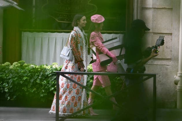 Lily Collins and Ashley Park were spotted on the streets of Paris while filming the sixth season of the Netflix series *Emily in Paris* on July 2, 2026. Gedeon Taieb, Bestimage. Lily Collins and Ashley Park were spotted on the streets of Paris whilst filming the sixth series of the Netflix series *Emily in Paris* on July 2, 2026 Paris, France  Copyright: xGedeonxTaiebx xBestimagexGedeonxTaiebx xBestimagex