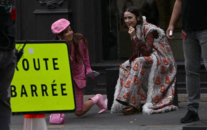 Lily Collins and Ashley Park were spotted on the streets of Paris while filming the sixth season of the Netflix series *Emily in Paris* on July 2, 2026. Gedeon Taieb, Bestimage. Lily Collins and Ashley Park were spotted on the streets of Paris whilst filming the sixth series of the Netflix series *Emily in Paris* on July 2, 2026 Paris, France  Copyright: xGedeonxTaiebx xBestimagexGedeonxTaiebx xBestimagex
