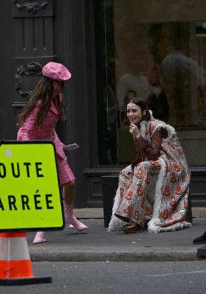 Lily Collins and Ashley Park were spotted on the streets of Paris while filming the sixth season of the Netflix series *Emily in Paris* on July 2, 2026. Gedeon Taieb, Bestimage. Lily Collins and Ashley Park were spotted on the streets of Paris whilst filming the sixth series of the Netflix series *Emily in Paris* on July 2, 2026 Paris, France  Copyright: xGedeonxTaiebx xBestimagexGedeonxTaiebx xBestimagex