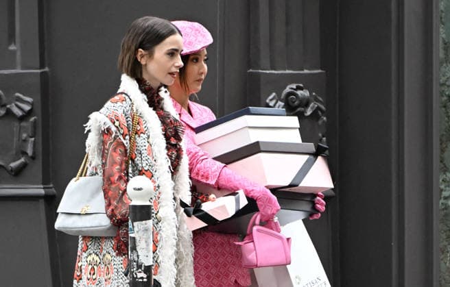 Lily Collins and Ashley Park were spotted on the streets of Paris while filming the sixth season of the Netflix series *Emily in Paris* on July 2, 2026. Gedeon Taieb, Bestimage. Lily Collins and Ashley Park were spotted on the streets of Paris whilst filming the sixth series of the Netflix series *Emily in Paris* on July 2, 2026 Paris, France  Copyright: xGedeonxTaiebx xBestimagexGedeonxTaiebx xBestimagex