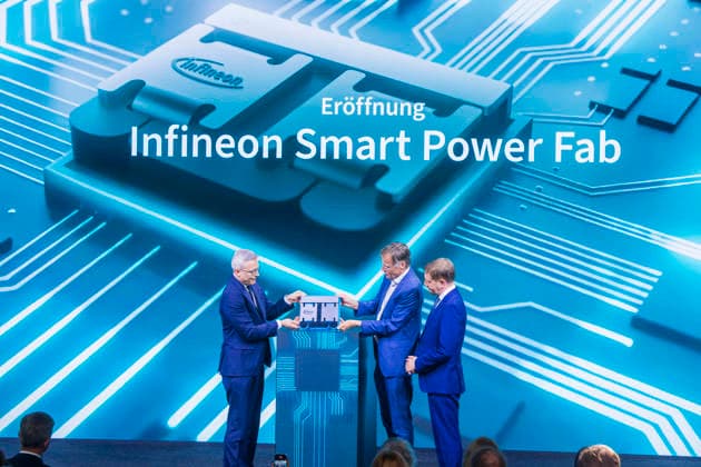 Infineon Eröffnung Infineon Smart Power FAB in Dresden eröffnet. Der Bundesminister für Digitales und Staatsmodernisierung, Dr. Karsten Wildberger, Jochen Hanebeck, Vorstandsvorsitzender Infineon Technologies AG und Michael Kretschmer Ministerpräsident Sachsen, eröffnen symbolisch die Fabrik. Dresden Sachsen Deutschland *** Infineon Opens Infineon Smart Power FAB in Dresden The Federal Minister for Digital Affairs and State Modernization, Dr. Karsten Wildberger, Jochen Hanebeck, CEO of Infineon Technologies AG, and Michael Kretschmer, Minister President of Saxony, symbolically open the factory in Dresden, Saxony, Germany