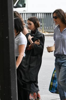 Lily Collins leaves the set of the sixth season of the Netflix series *Emily in Paris* on July 2, 2026. Gédéon Taieb, Bestimage. Lily Collins leaves the set of the sixth season of the Netflix series *Emily in Paris* on July 2, 2026. Paris, France  Copyright: xGedeonxTaiebx xBestimagexGedeonxTaiebx xBestimagex