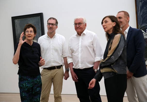 Besuch des Bundespräsidenten Frank-Walter Steinmeier in der Fondation Beyeler in Riehen (Schweiz). Der deutsche Bundespräsident besucht während seiner Ortszeit in Lörrach (Baden-Württemberg) auch die Grenzregion in der Schweiz. Besuch des Bundespräsidenten Frank-Walter Steinmeier in der Fondation Beyeler in Riehen (Schweiz). Der deutsche Bundespräsident besucht während seiner Ortszeit in Lörrach (Baden-Württemberg) auch die Grenzregion in der Schweiz. Riehen Kanton Basel-Stadt Schweiz *** Visit by Federal President Frank-Walter Steinmeier to the Fondation Beyeler in Riehen, Switzerland. During his stay in Lörrach, Baden-Württemberg, the German Federal President is also visiting the border region in Switzerland. Visit by Federal Pr