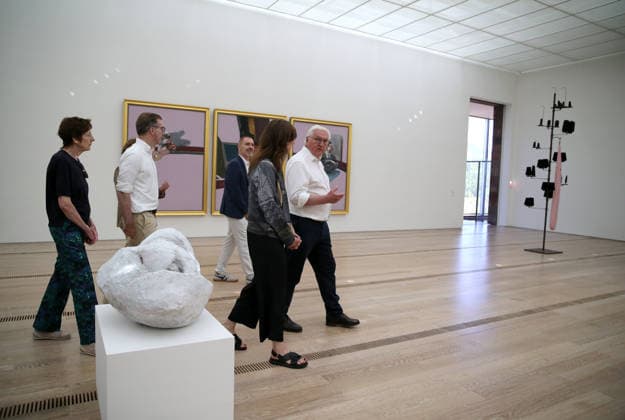 Besuch des Bundespräsidenten Frank-Walter Steinmeier in der Fondation Beyeler in Riehen (Schweiz). Der deutsche Bundespräsident besucht während seiner Ortszeit in Lörrach (Baden-Württemberg) auch die Grenzregion in der Schweiz. Besuch des Bundespräsidenten Frank-Walter Steinmeier in der Fondation Beyeler in Riehen (Schweiz). Der deutsche Bundespräsident besucht während seiner Ortszeit in Lörrach (Baden-Württemberg) auch die Grenzregion in der Schweiz. Riehen Kanton Basel-Stadt Schweiz *** Visit by Federal President Frank-Walter Steinmeier to the Fondation Beyeler in Riehen, Switzerland. During his stay in Lörrach, Baden-Württemberg, the German Federal President is also visiting the border region in Switzerland. Visit by Federal Pr