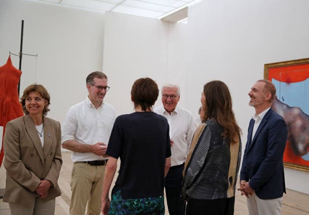 Besuch des Bundespräsidenten Frank-Walter Steinmeier in der Fondation Beyeler in Riehen (Schweiz). Der deutsche Bundespräsident besucht während seiner Ortszeit in Lörrach (Baden-Württemberg) auch die Grenzregion in der Schweiz. Besuch des Bundespräsidenten Frank-Walter Steinmeier in der Fondation Beyeler in Riehen (Schweiz). Der deutsche Bundespräsident besucht während seiner Ortszeit in Lörrach (Baden-Württemberg) auch die Grenzregion in der Schweiz. Riehen Kanton Basel-Stadt Schweiz *** Visit by Federal President Frank-Walter Steinmeier to the Fondation Beyeler in Riehen, Switzerland. During his stay in Lörrach, Baden-Württemberg, the German Federal President is also visiting the border region in Switzerland. Visit by Federal Pr