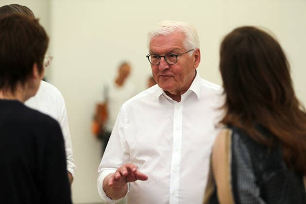 Besuch des Bundespräsidenten Frank-Walter Steinmeier in der Fondation Beyeler in Riehen (Schweiz). Der deutsche Bundespräsident besucht während seiner Ortszeit in Lörrach (Baden-Württemberg) auch die Grenzregion in der Schweiz. Besuch des Bundespräsidenten Frank-Walter Steinmeier in der Fondation Beyeler in Riehen (Schweiz). Der deutsche Bundespräsident besucht während seiner Ortszeit in Lörrach (Baden-Württemberg) auch die Grenzregion in der Schweiz. Riehen Kanton Basel-Stadt Schweiz *** Visit by Federal President Frank-Walter Steinmeier to the Fondation Beyeler in Riehen, Switzerland. During his stay in Lörrach, Baden-Württemberg, the German Federal President is also visiting the border region in Switzerland. Visit by Federal Pr