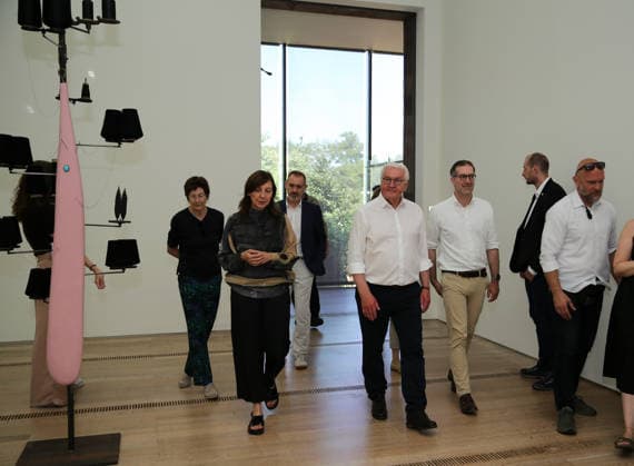 Besuch des Bundespräsidenten Frank-Walter Steinmeier in der Fondation Beyeler in Riehen (Schweiz). Der deutsche Bundespräsident besucht während seiner Ortszeit in Lörrach (Baden-Württemberg) auch die Grenzregion in der Schweiz. Besuch des Bundespräsidenten Frank-Walter Steinmeier in der Fondation Beyeler in Riehen (Schweiz). Der deutsche Bundespräsident besucht während seiner Ortszeit in Lörrach (Baden-Württemberg) auch die Grenzregion in der Schweiz. Riehen Kanton Basel-Stadt Schweiz *** Visit by Federal President Frank-Walter Steinmeier to the Fondation Beyeler in Riehen, Switzerland. During his stay in Lörrach, Baden-Württemberg, the German Federal President is also visiting the border region in Switzerland. Visit by Federal Pr