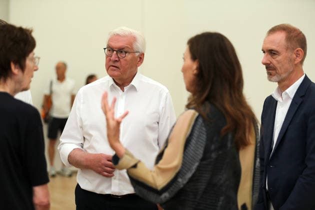 Besuch des Bundespräsidenten Frank-Walter Steinmeier in der Fondation Beyeler in Riehen (Schweiz). Der deutsche Bundespräsident besucht während seiner Ortszeit in Lörrach (Baden-Württemberg) auch die Grenzregion in der Schweiz. Besuch des Bundespräsidenten Frank-Walter Steinmeier in der Fondation Beyeler in Riehen (Schweiz). Der deutsche Bundespräsident besucht während seiner Ortszeit in Lörrach (Baden-Württemberg) auch die Grenzregion in der Schweiz. Riehen Kanton Basel-Stadt Schweiz *** Visit by Federal President Frank-Walter Steinmeier to the Fondation Beyeler in Riehen, Switzerland. During his stay in Lörrach, Baden-Württemberg, the German Federal President is also visiting the border region in Switzerland. Visit by Federal Pr