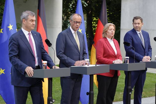 Ministerpräsident des Freistaates Bayern und Parteivorsitzende der CSU, Dr. Markus Söder MdL, Bundeskanzler und Parteivorsitzende der CDU Deutschlands, Friedrich Merz MdB, Bundesministerin für Arbeit und Soziales und Parteivorsitzende der SPD, Bärbel Bas MdB, Vizekanzler, Bundesminister für Finanzen und Parteivorsitzende der SPD, Lars Klingbeil MdB, Deutschland, Berlin, Bundeskanzleramt, Presseunterrichtung zu den Beratungen des Koalitionsausschusses *** Minister-President of the Free State of Bavaria and Chairwoman of the CSU, Dr. Markus Söder, Member of the Bavarian State Parliament, Chancellor of Germany and Chair of the CDU, Friedrich Merz, Member of the Bundestag; Federal Minister of Labor and Social Affairs and Chair of the SPD, Bärb