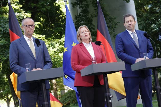 Bundeskanzler und Parteivorsitzende der CDU Deutschlands, Friedrich Merz MdB, Bundesministerin für Arbeit und Soziales und Parteivorsitzende der SPD, Bärbel Bas MdB, Vizekanzler, Bundesminister für Finanzen und Parteivorsitzende der SPD, Lars Klingbeil MdB, Deutschland, Berlin, Bundeskanzleramt, Presseunterrichtung zu den Beratungen des Koalitionsausschusses *** Federal Chancellor and Chair of Germany’s CDU, Friedrich Merz, Member of the Bundestag; Federal Minister of Labor and Social Affairs and Chair of the SPD, Bärbel Bas, Member of the Bundestag; Vice Chancellor, Federal Minister of Finance, and Chair of the SPD, Lars Klingbeil, Member of the Bundestag, Germany, Berlin, Federal Chancellery, press briefing on the deliberations of the co