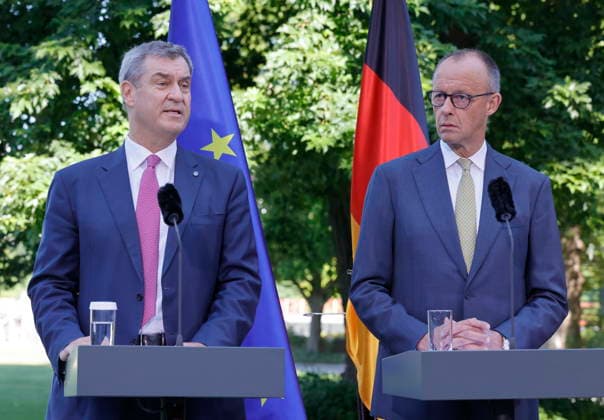 Ministerpräsident des Freistaates Bayern und Parteivorsitzende der CSU, Dr. Markus Söder MdL, Bundeskanzler und Parteivorsitzende der CDU Deutschlands, Friedrich Merz MdB, Deutschland, Berlin, Bundeskanzleramt, Presseunterrichtung zu den Beratungen des Koalitionsausschusses *** Minister-President of the Free State of Bavaria and Chairwoman of the CSU, Dr. Markus Söder, Member of the Bavarian State Parliament; Federal Chancellor and Chairman of the CDU of Germany, Friedrich Merz, Member of the German Bundestag; Germany, Berlin, Federal Chancellery; Press briefing on the deliberations of the coalition committee