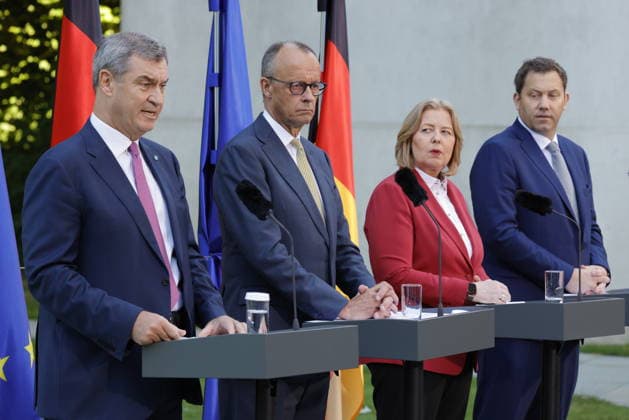 Ministerpräsident des Freistaates Bayern und Parteivorsitzende der CSU, Dr. Markus Söder MdL, Bundeskanzler und Parteivorsitzende der CDU Deutschlands, Friedrich Merz MdB, Bundesministerin für Arbeit und Soziales und Parteivorsitzende der SPD, Bärbel Bas MdB, Vizekanzler, Bundesminister für Finanzen und Parteivorsitzende der SPD, Lars Klingbeil MdB, Deutschland, Berlin, Bundeskanzleramt, Presseunterrichtung zu den Beratungen des Koalitionsausschusses *** Minister-President of the Free State of Bavaria and Chairwoman of the CSU, Dr. Markus Söder, Member of the Bavarian State Parliament, Chancellor of Germany and Chairwoman of the CDU, Friedrich Merz, Member of the Bundestag; Federal Minister of Labor and Social Affairs and Chairwoman of the