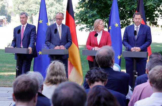 Ministerpräsident des Freistaates Bayern und Parteivorsitzende der CSU, Dr. Markus Söder MdL, Bundeskanzler und Parteivorsitzende der CDU Deutschlands, Friedrich Merz MdB, Bundesministerin für Arbeit und Soziales und Parteivorsitzende der SPD, Bärbel Bas MdB, Vizekanzler, Bundesminister für Finanzen und Parteivorsitzende der SPD, Lars Klingbeil MdB, Deutschland, Berlin, Bundeskanzleramt, Presseunterrichtung zu den Beratungen des Koalitionsausschusses *** Minister-President of the Free State of Bavaria and Chairwoman of the CSU, Dr. Markus Söder, Member of the Bavarian State Parliament, Chancellor of Germany and Chair of the CDU, Friedrich Merz, Member of the Bundestag; Federal Minister of Labor and Social Affairs and Chair of the SPD, Bärb