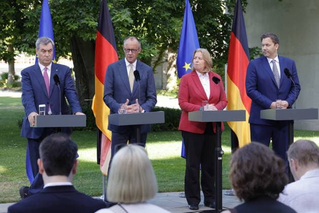 Ministerpräsident des Freistaates Bayern und Parteivorsitzende der CSU, Dr. Markus Söder MdL, Bundeskanzler und Parteivorsitzende der CDU Deutschlands, Friedrich Merz MdB, Bundesministerin für Arbeit und Soziales und Parteivorsitzende der SPD, Bärbel Bas MdB, Vizekanzler, Bundesminister für Finanzen und Parteivorsitzende der SPD, Lars Klingbeil MdB, Deutschland, Berlin, Bundeskanzleramt, Presseunterrichtung zu den Beratungen des Koalitionsausschusses *** Minister-President of the Free State of Bavaria and Chairwoman of the CSU, Dr. Markus Söder, Member of the Bavarian State Parliament, Chancellor of Germany and Chair of the CDU, Friedrich Merz, Member of the Bundestag; Federal Minister of Labor and Social Affairs and Chair of the SPD, Bärb
