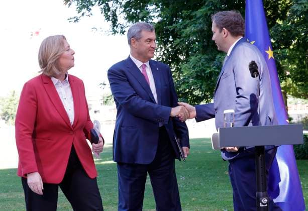 Bundesministerin für Arbeit und Soziales und Parteivorsitzende der SPD, Bärbel Bas MdB, Ministerpräsident des Freistaates Bayern und Parteivorsitzende der CSU, Dr. Markus Söder MdL, Vizekanzler, Bundesminister für Finanzen und Parteivorsitzende der SPD, Lars Klingbeil MdB, Deutschland, Berlin, Bundeskanzleramt, Presseunterrichtung zu den Beratungen des Koalitionsausschusses *** Federal Minister of Labor and Social Affairs and SPD Party Chair, Bärbel Bas, Member of the Bundestag; Minister-President of the Free State of Bavaria and CSU Party Chair, Dr. Markus Söder, Member of the State Parliament (MdL), Vice Chancellor, Federal Minister of Finance and Chair of the SPD, Lars Klingbeil, Member of the Bundestag (MdB), Germany, Berlin, Federal C
