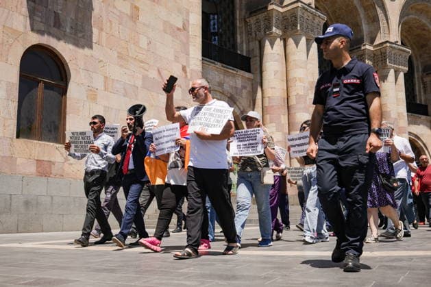ARMENIA, YEREVAN - JULY 2, 2026: Protesters are seen outside the Government House amid talks between European Commission President von der Leyen and Armenia s President Pashinyan. Alexander Patrin TASS  94570571