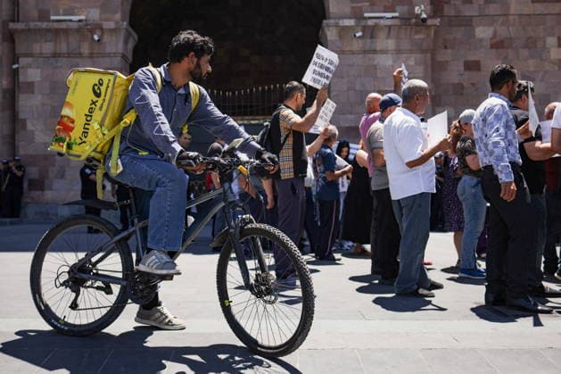 ARMENIA, YEREVAN - JULY 2, 2026: Protesters are seen outside the Government House amid talks between European Commission President von der Leyen and Armenia s President Pashinyan. Alexander Patrin TASS  94570163