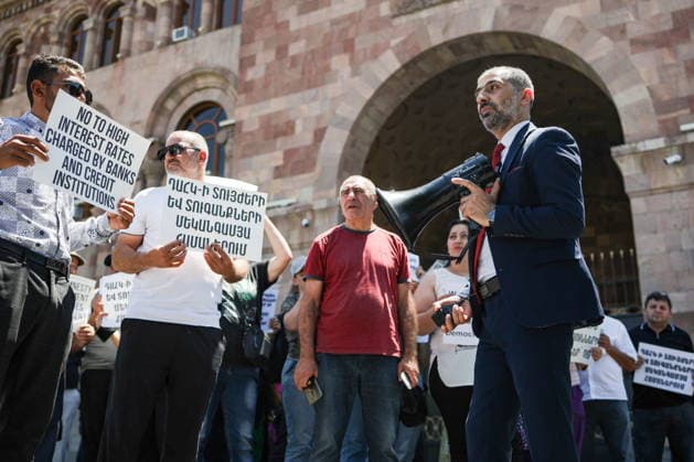 ARMENIA, YEREVAN - JULY 2, 2026: Protesters are seen outside the Government House amid talks between European Commission President von der Leyen and Armenia s President Pashinyan. Alexander Patrin TASS  94569995