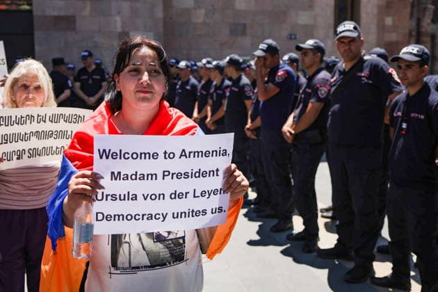 ARMENIA, YEREVAN - JULY 2, 2026: People with signs are seen outside the Government House amid talks between European Commission President von der Leyen and Armenia s President Pashinyan. Alexander Patrin TASS  94570157