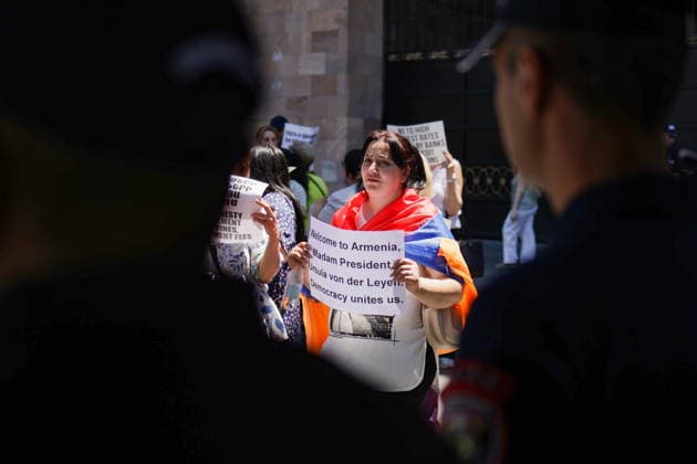 ARMENIA, YEREVAN - JULY 2, 2026: Protesters are seen outside the Government House amid talks between European Commission President von der Leyen and Armenia s President Pashinyan. Alexander Patrin TASS  94570160