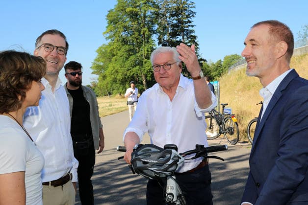 Bundespräsident Frank-Walter Steinmeier fährt in Begleitung des Lörracher Oberbürgermeisters Jörg Lutz (rechts) mit dem Fahrrad über die deutsch-schweizerische Grenze von Lörrach-Stetten nach Riehen. Am Grenzstein zur Schweiz trifft er die Gemeindepräsidentin von Riehen, Christine Kaufmann (links) sowie den basel-städtischen Regierungspräsidenten Conradin Cramer (2. v.l.). Bundespräsident Frank-Walter Steinmeier fährt in Begleitung des Lörracher Oberbürgermeisters Jörg Lutz (rechts) mit dem Fahrrad über die deutsch-schweizerische Grenze von Lörrach-Stetten nach Riehen. Am Grenzstein zur Schweiz trifft er die Gemeindepräsidentin von Riehen, Christine Kaufmann (links) sowie den basel-städtischen Regierungspräsidenten Conradin Cramer (2. v.l.)