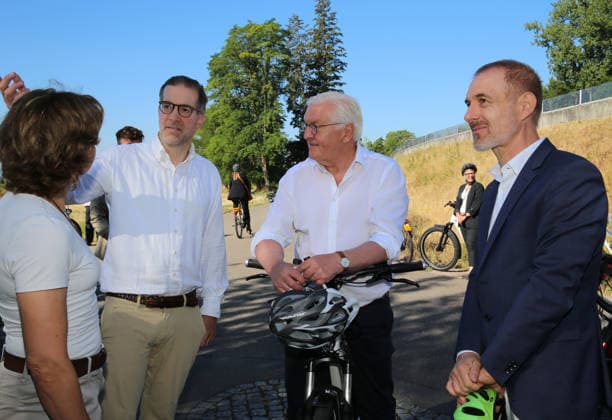 Bundespräsident Frank-Walter Steinmeier fährt in Begleitung des Lörracher Oberbürgermeisters Jörg Lutz (rechts) mit dem Fahrrad über die deutsch-schweizerische Grenze von Lörrach-Stetten nach Riehen. Am Grenzstein zur Schweiz trifft er die Gemeindepräsidentin von Riehen, Christine Kaufmann (links) sowie den basel-städtischen Regierungspräsidenten Conradin Cramer (2. v.l.). Bundespräsident Frank-Walter Steinmeier fährt in Begleitung des Lörracher Oberbürgermeisters Jörg Lutz (rechts) mit dem Fahrrad über die deutsch-schweizerische Grenze von Lörrach-Stetten nach Riehen. Am Grenzstein zur Schweiz trifft er die Gemeindepräsidentin von Riehen, Christine Kaufmann (links) sowie den basel-städtischen Regierungspräsidenten Conradin Cramer (2. v.l.)