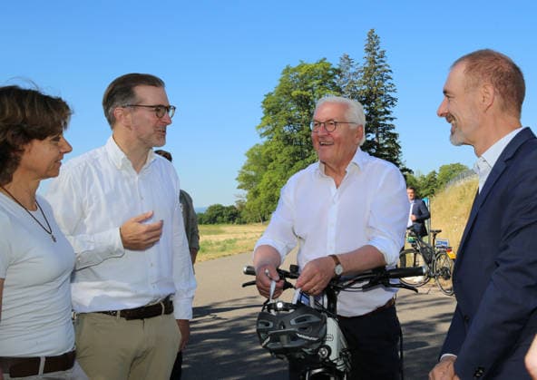 Bundespräsident Frank-Walter Steinmeier fährt in Begleitung des Lörracher Oberbürgermeisters Jörg Lutz (rechts) mit dem Fahrrad über die deutsch-schweizerische Grenze von Lörrach-Stetten nach Riehen. Am Grenzstein zur Schweiz trifft er die Gemeindepräsidentin von Riehen, Christine Kaufmann (links) sowie den basel-städtischen Regierungspräsidenten Conradin Cramer (2. v.l.). Bundespräsident Frank-Walter Steinmeier fährt in Begleitung des Lörracher Oberbürgermeisters Jörg Lutz (rechts) mit dem Fahrrad über die deutsch-schweizerische Grenze von Lörrach-Stetten nach Riehen. Am Grenzstein zur Schweiz trifft er die Gemeindepräsidentin von Riehen, Christine Kaufmann (links) sowie den basel-städtischen Regierungspräsidenten Conradin Cramer (2. v.l.)